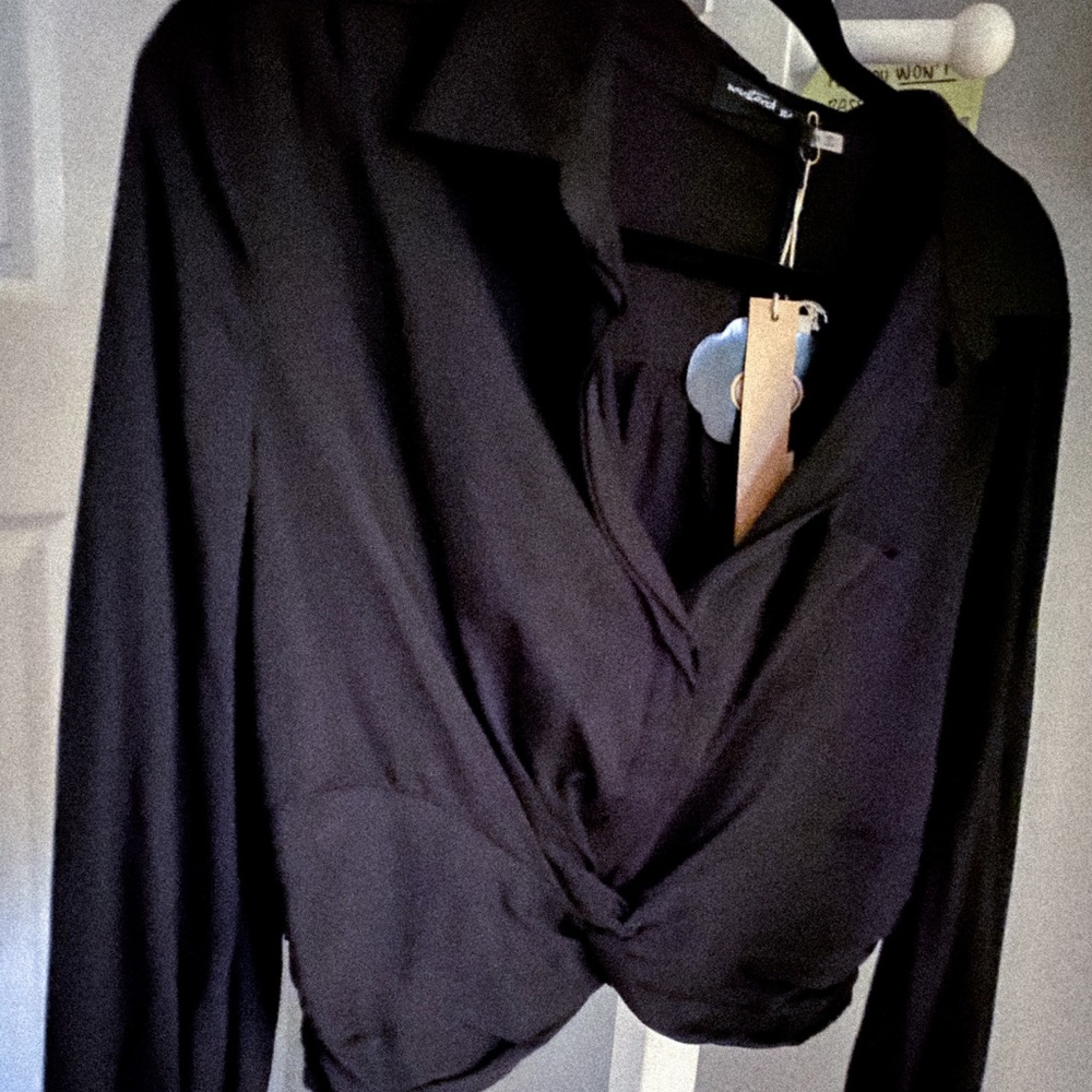 ❕NWT ❕🌙TWIST-FRONT BLACK CROPPED BLOUSE🌙